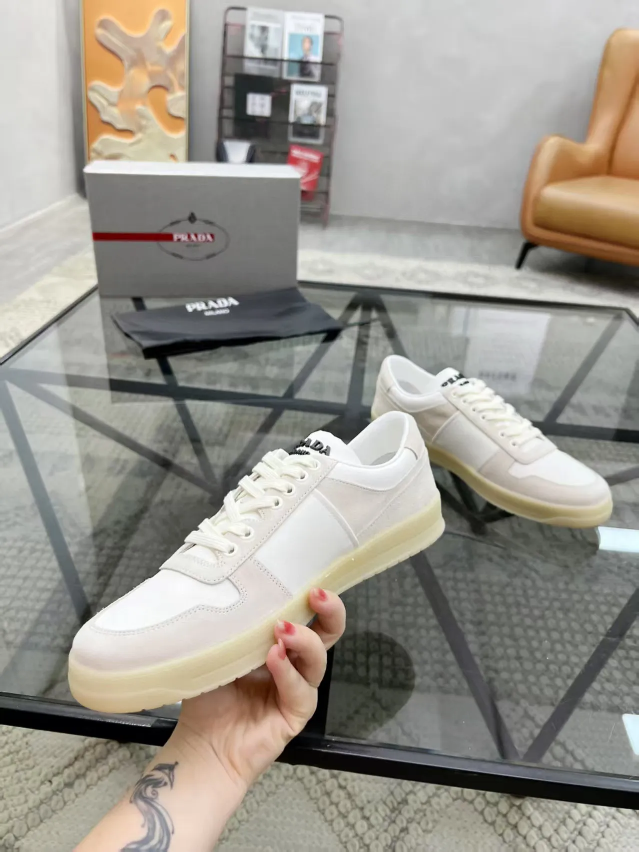 Factory price: 400💰Prada new men's leather sports shoes, the highest version on the market, any comparison is welcome🆚! The original leather has excellent texture and is super high-end! Fetal sheep net lining imported from Italy, removable pad! Luxurious materials and fine workmanship, highly recommended! Code number: 38-44, customized 45
